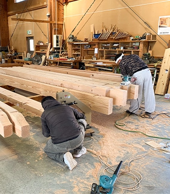 建築用木材を加工する様子